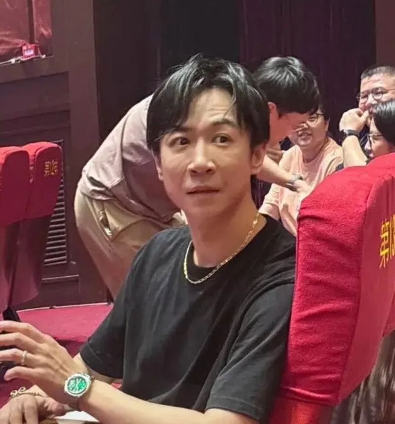 脖子上带着金链子，手上带着绿水鬼名表，金戒指，从远处看过去就是一个暴发户呀，一点