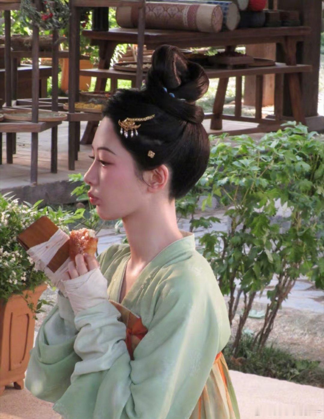 杨紫超优越的下颚线和天鹅颈​​​