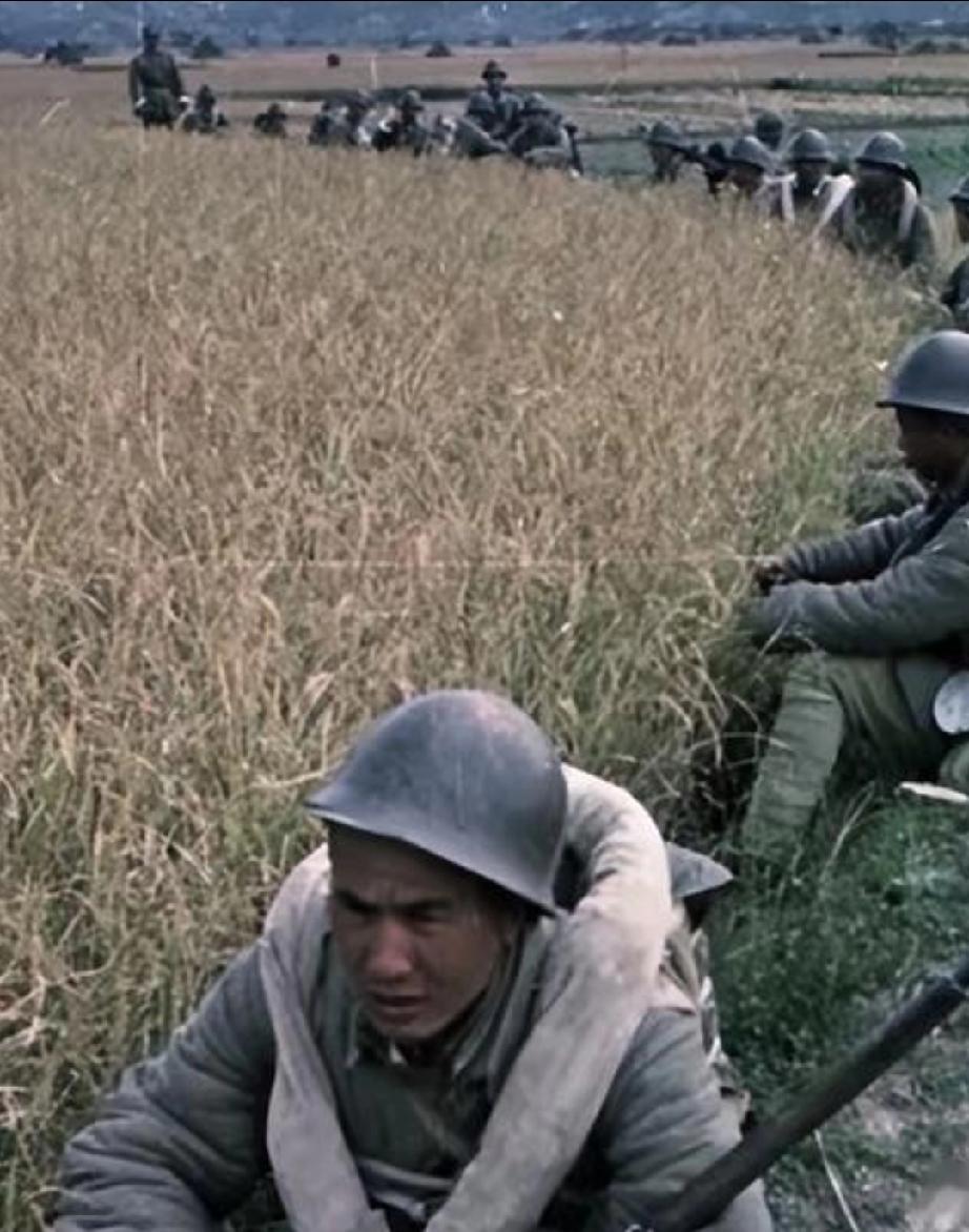 这是1949年解放军们进军时，临时在田野间休息的情景，从这张历史遗留的照片看，当