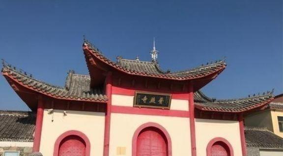 1937年，日军闯进普照寺，将躲在那里的女孩一一糟蹋后，竟让和尚与这些女孩“玩一