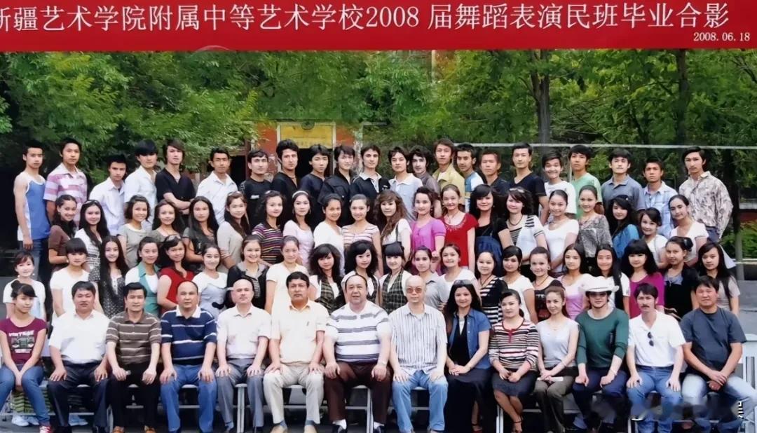 迪丽热巴毕业照，美得和其它人不在一个图层啊！是谁说新疆遍地迪丽热巴的，迪丽热