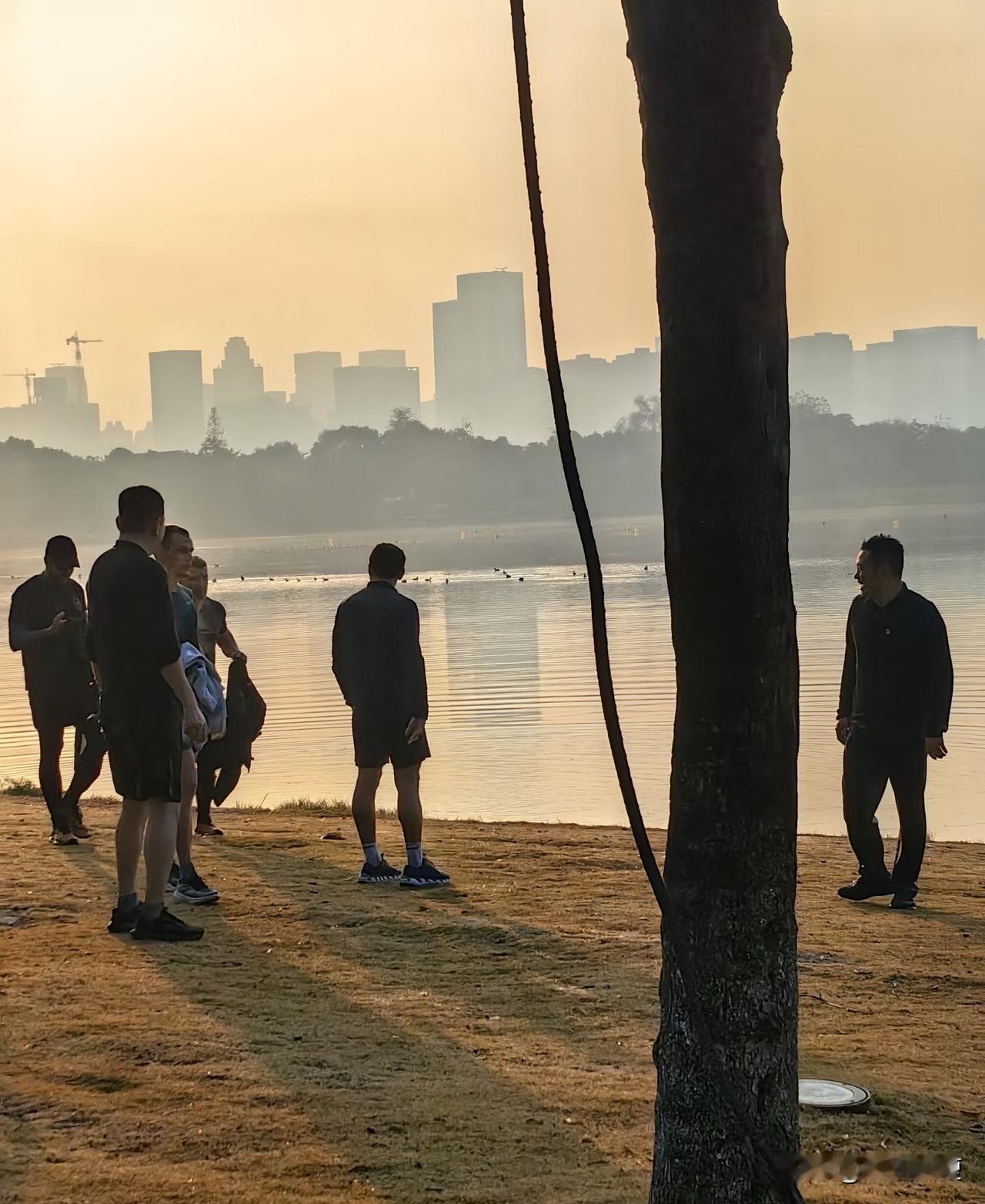 马克龙在成都晨跑。他的保镖应该是玩嗨了，还不小心掉进河里。他们应该从来