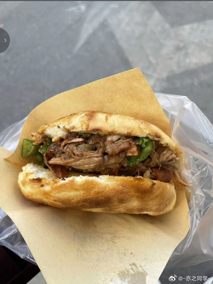 西安肉夹馍师傅已经忙到3秒夹一个西安国庆现在已经卷到：游客在景区排队，肉夹馍师傅