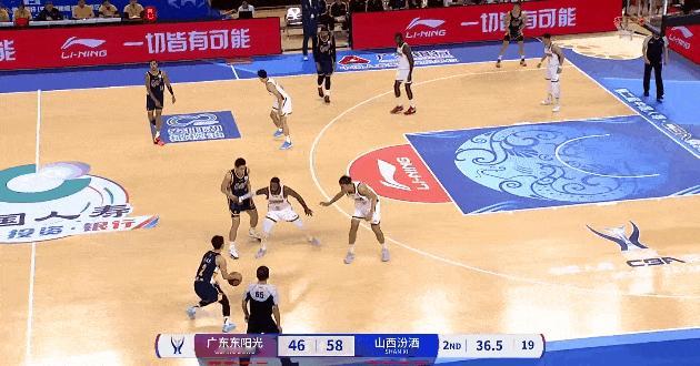 徐杰这么远三分就能进，不愧是小外援徐杰状态太出色了，这么远距离三分就敢