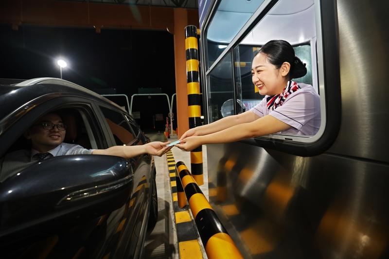 挤爆收费站！00后收费员因帅出圈，人山人海打卡，真相不止颜值家人们别划走！