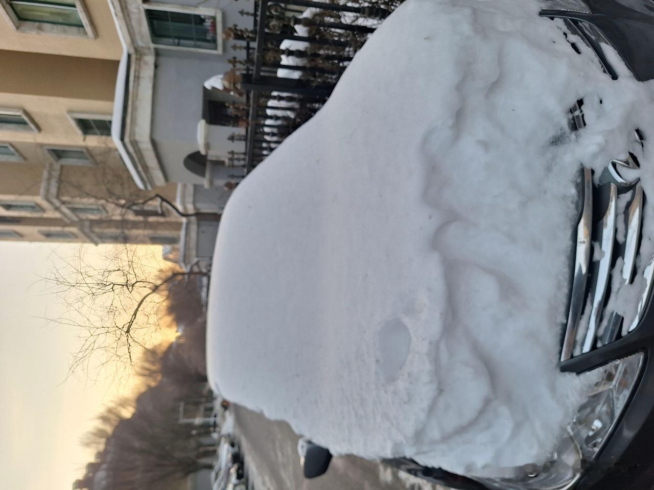 圣诞节堆个雪人，想起一个段子：刚下完大雪，女生兴奋地敲开男生的院门，“下了好大