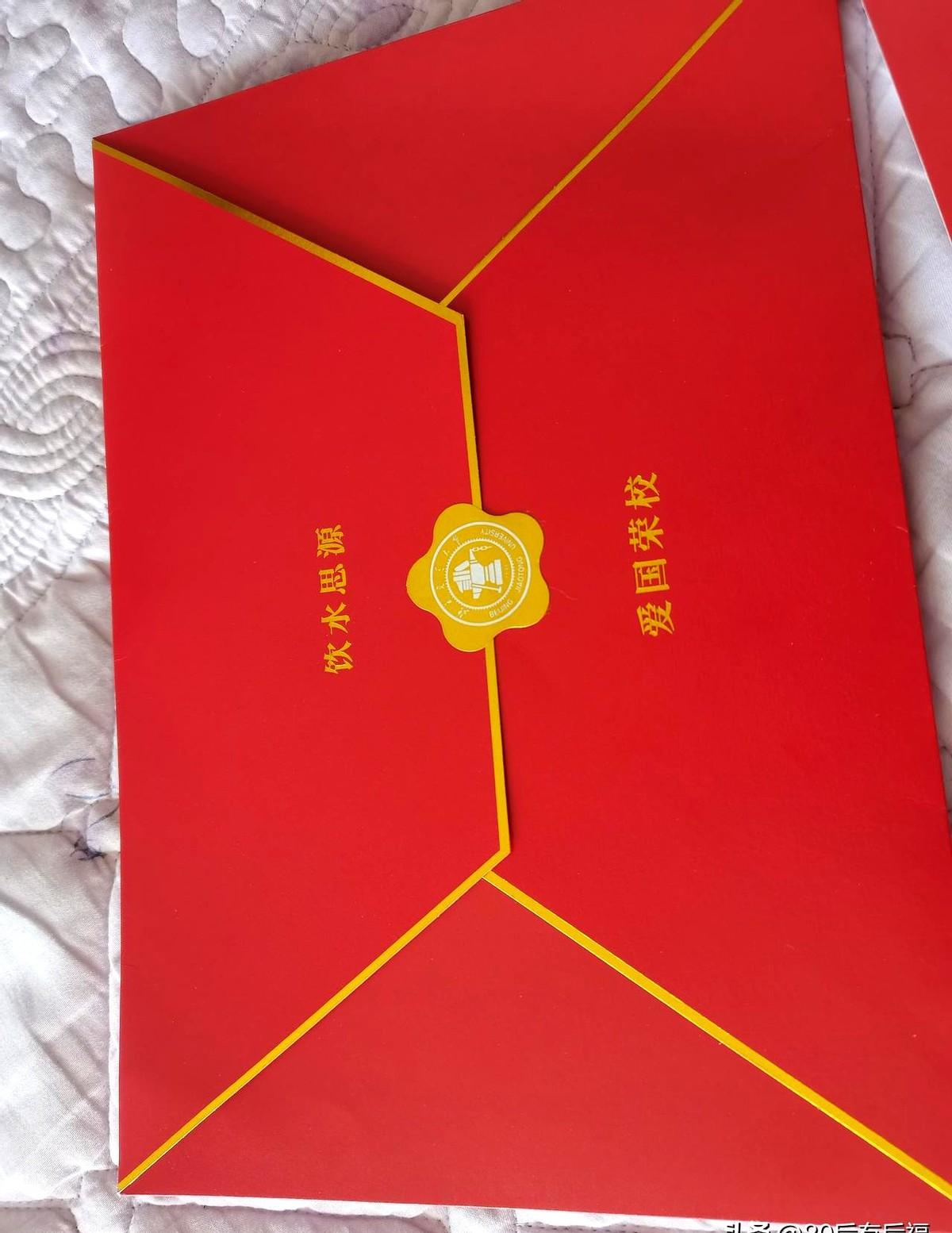 女儿今年研一，一年总费用大概28000元左右。女儿知道我今年身体欠佳，便说等她