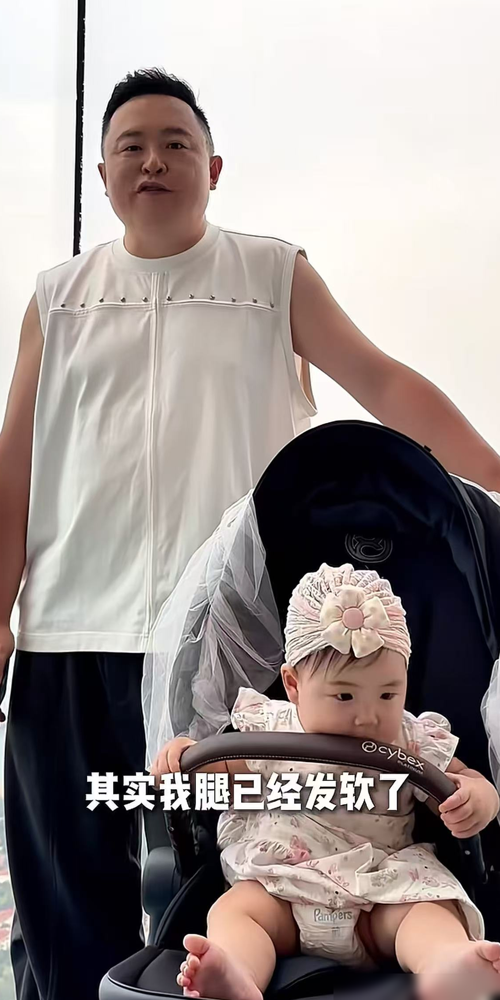 阎鹤祥带老婆孩子看海，女儿第一次见浪，兴奋得直蹦。就这画面，德云社里不多见。岳云鹏最近在台上调侃郭麒