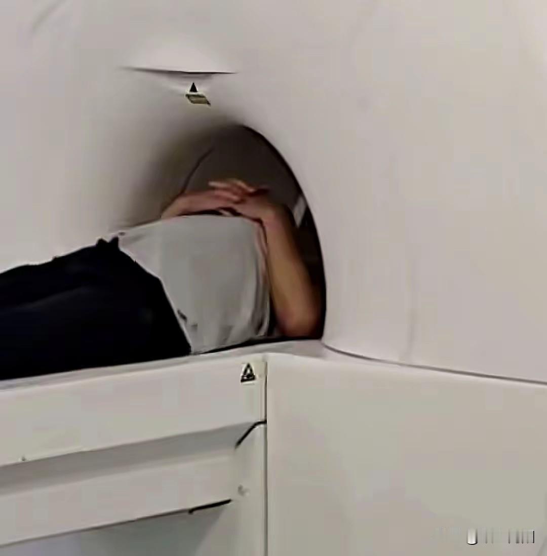 武汉一男子做核磁共振被遗忘6小时，涉事医生被停职！2月26日凌晨，唐先生因颈