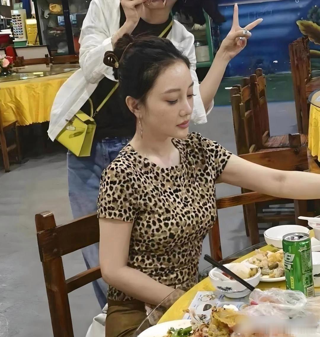 原来李小璐真人长这样啊。