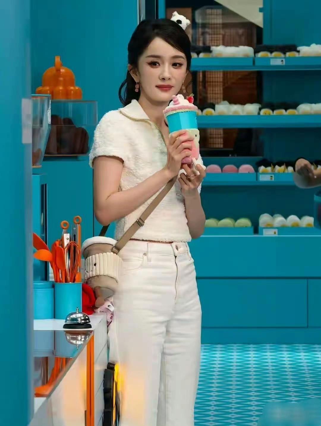 杨幂稍稍口碑回暖了一些，就有人开始黑她。杨幂参加的新综艺刚播出，就有网友嘲讽她3