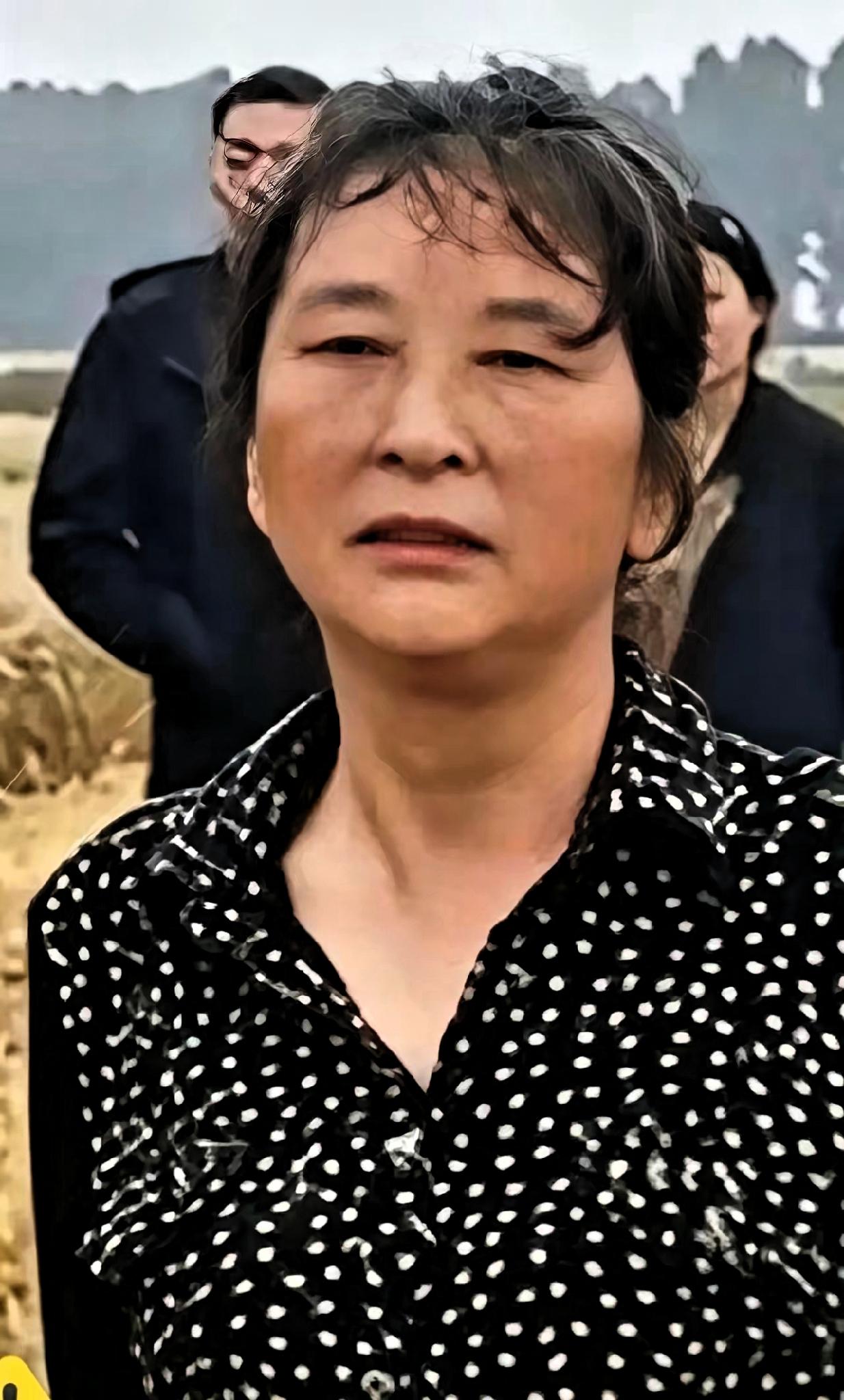 看到这事儿，我真是被气笑了。​那个所谓的“割四赔五”大妈，凭一己之力搅浑了麦收