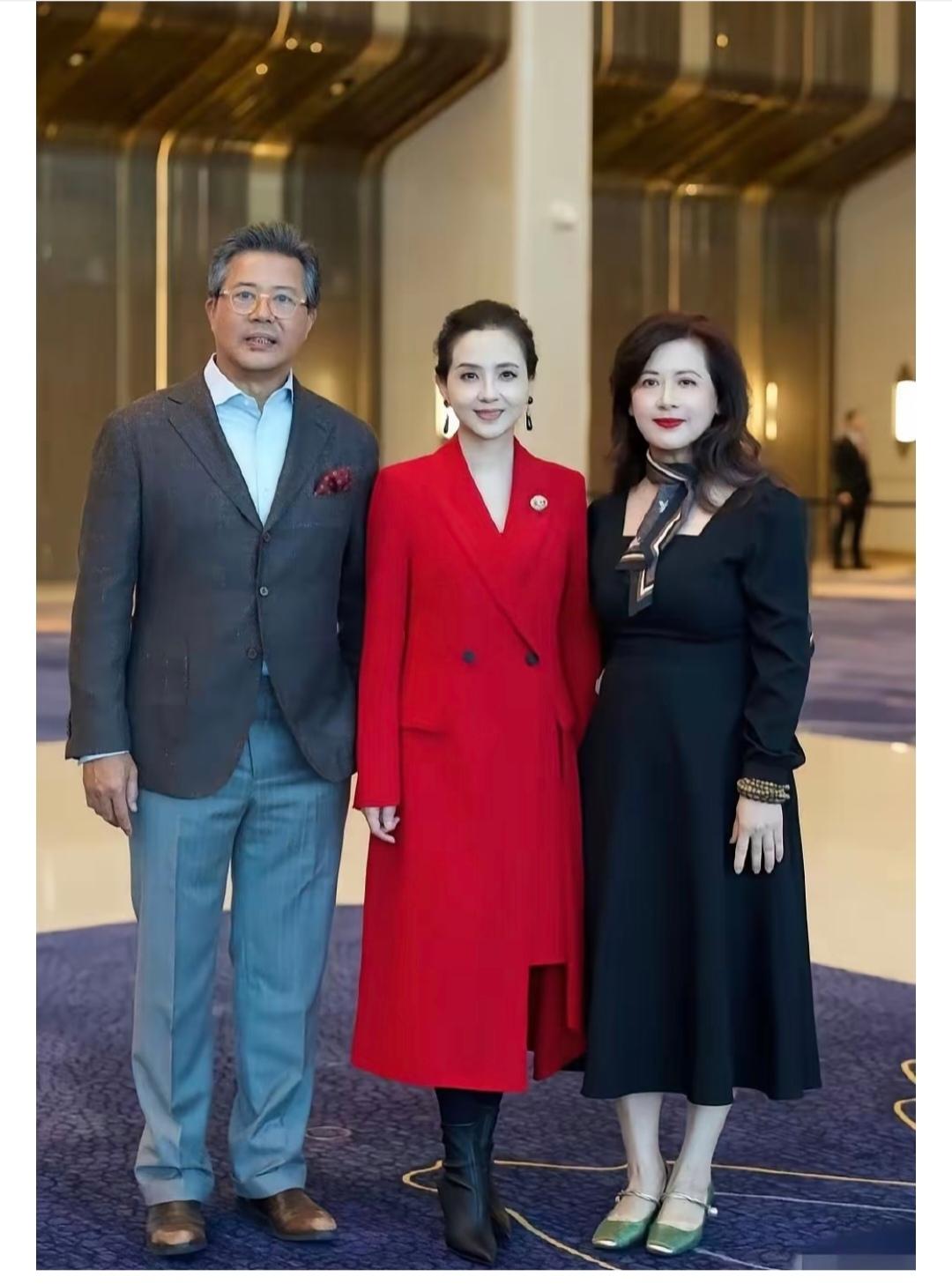 陶慧敏，大方得体，红大衣好显喜庆。