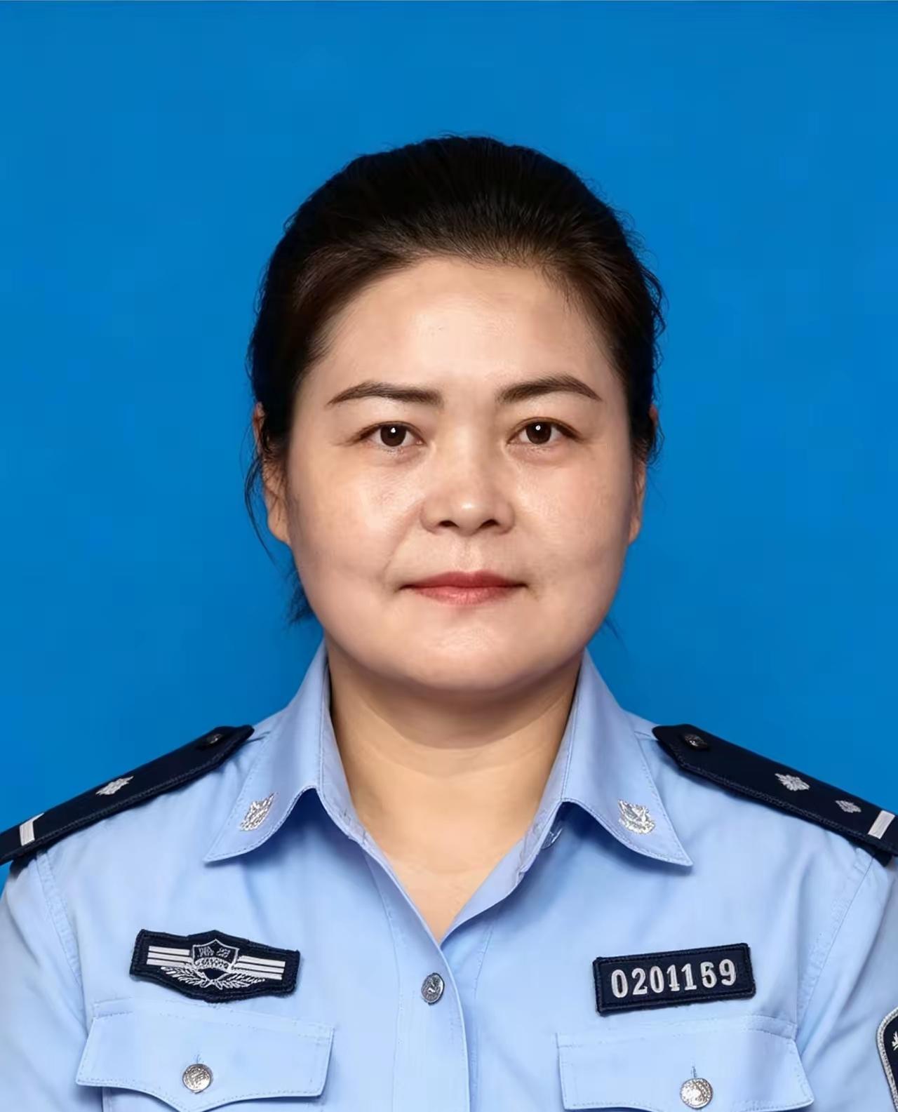 古丽扎尔·马木提，1981年出生，新疆轮台县公安局哈尔巴克乡派出所牧业村警务室辅