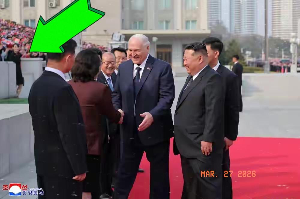 可别小瞧角落里的这位女士，往往越厉害的人物越隐蔽。