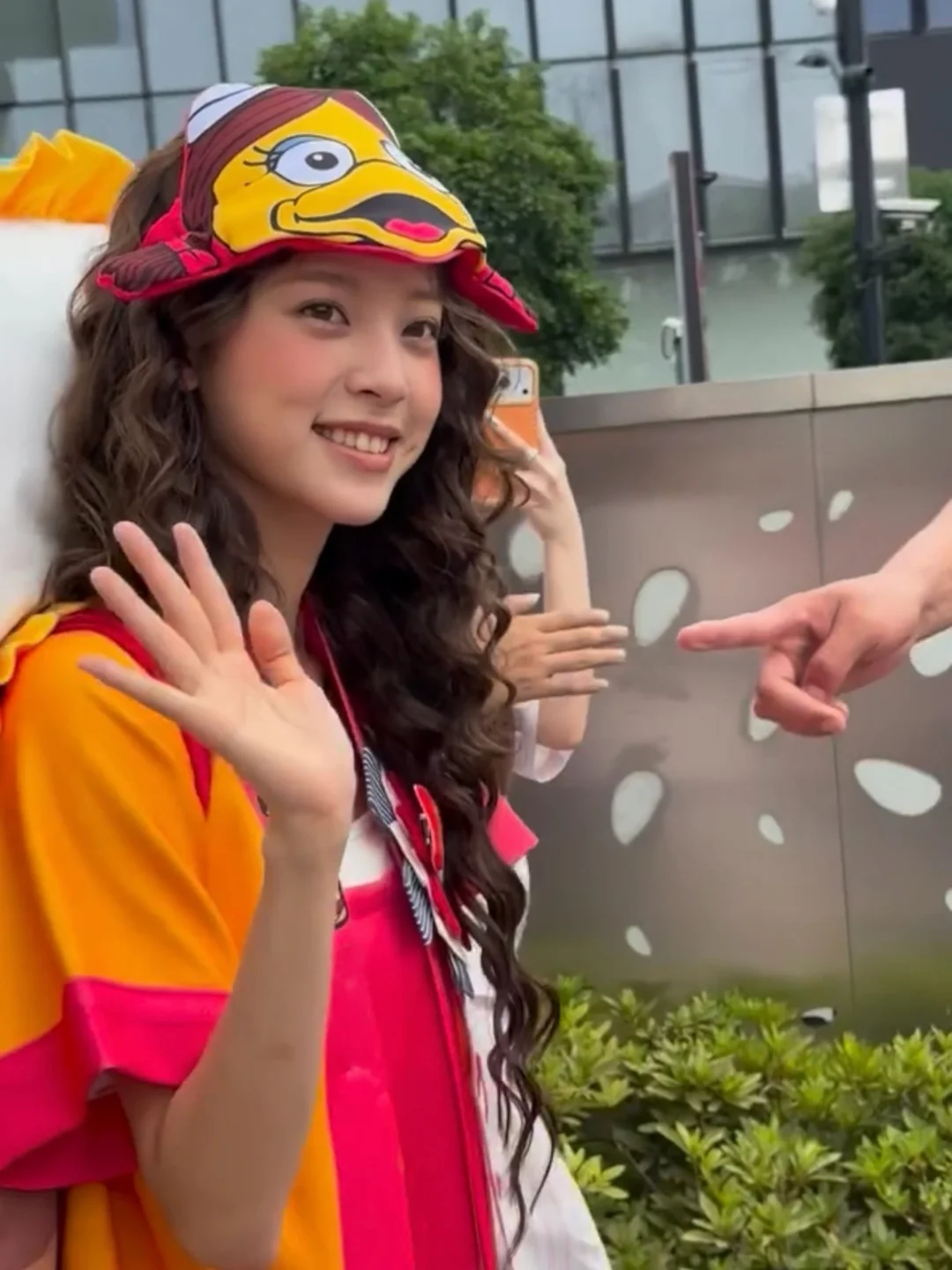 欧阳娜娜穿着睡衣被偶遇啦 好可爱的小女孩！！