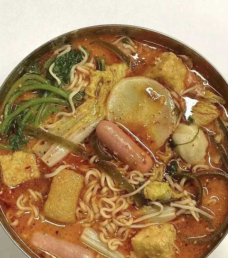天呐！麻辣烫都吃不起了。一点食材就八十多，性价比低，不合理，青菜在这都是几十一斤