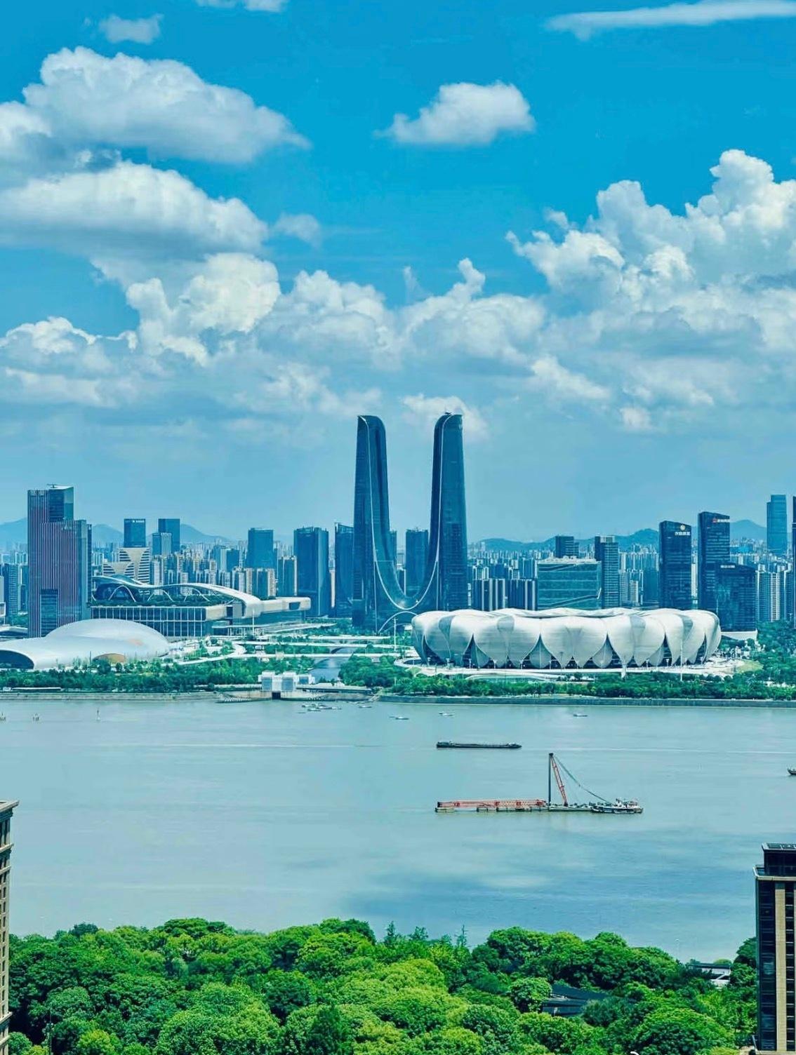 说杭州城建，要分两半说——比高架匝道、摩天大楼，杭州确实排不上号，跟上海深圳