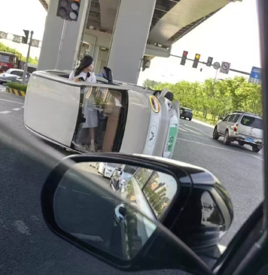 开车技术不行就算了居然还能整出来情头[滑稽笑][滑稽笑]​​​