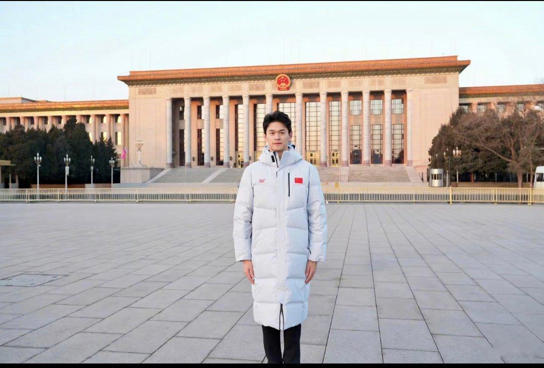 孙杨对低谷运动员的同理心孙杨真正的感同身受，是淋过雨所以想为别人撑伞。孙杨对低谷