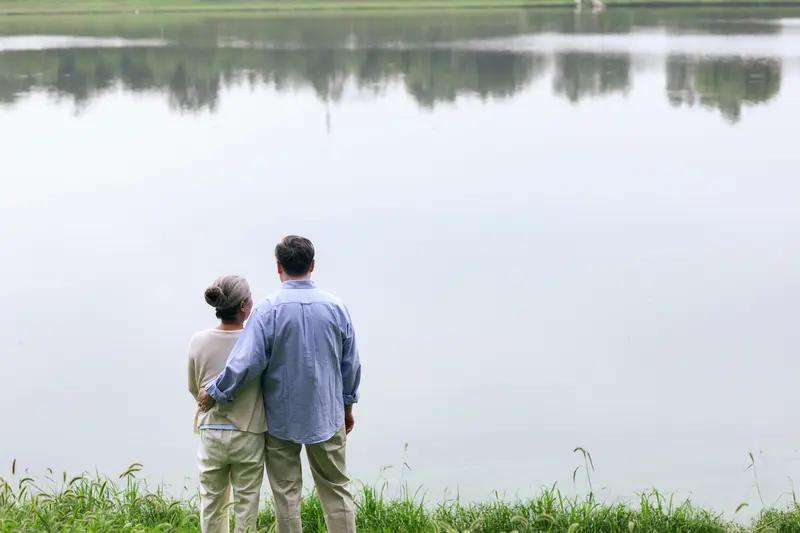 人到晚年，最大的财富是什么？前几天去养老院，看到两种老人。一位眼神空洞念叨儿子许