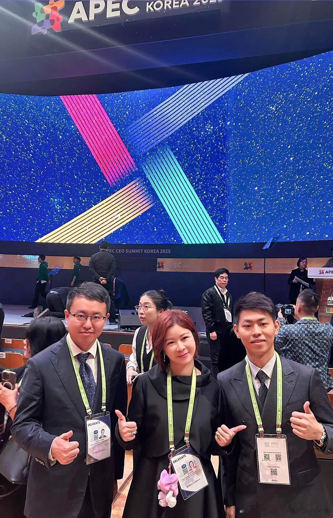 有人在APEC峰会上偶遇了杜华，事业性女性🈶​​​