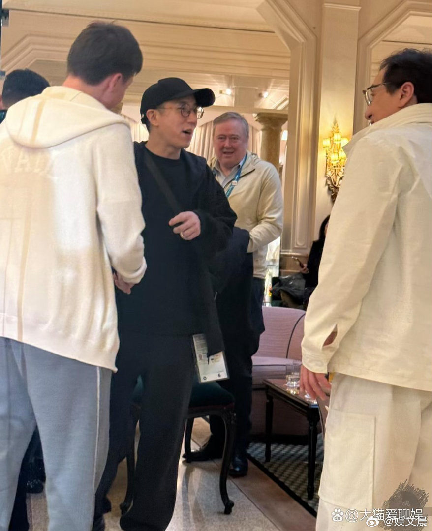 72岁成龙与儿子房祖名在意大利同框出游，时隔多年再同框好温馨！房祖名一身黑衣，模