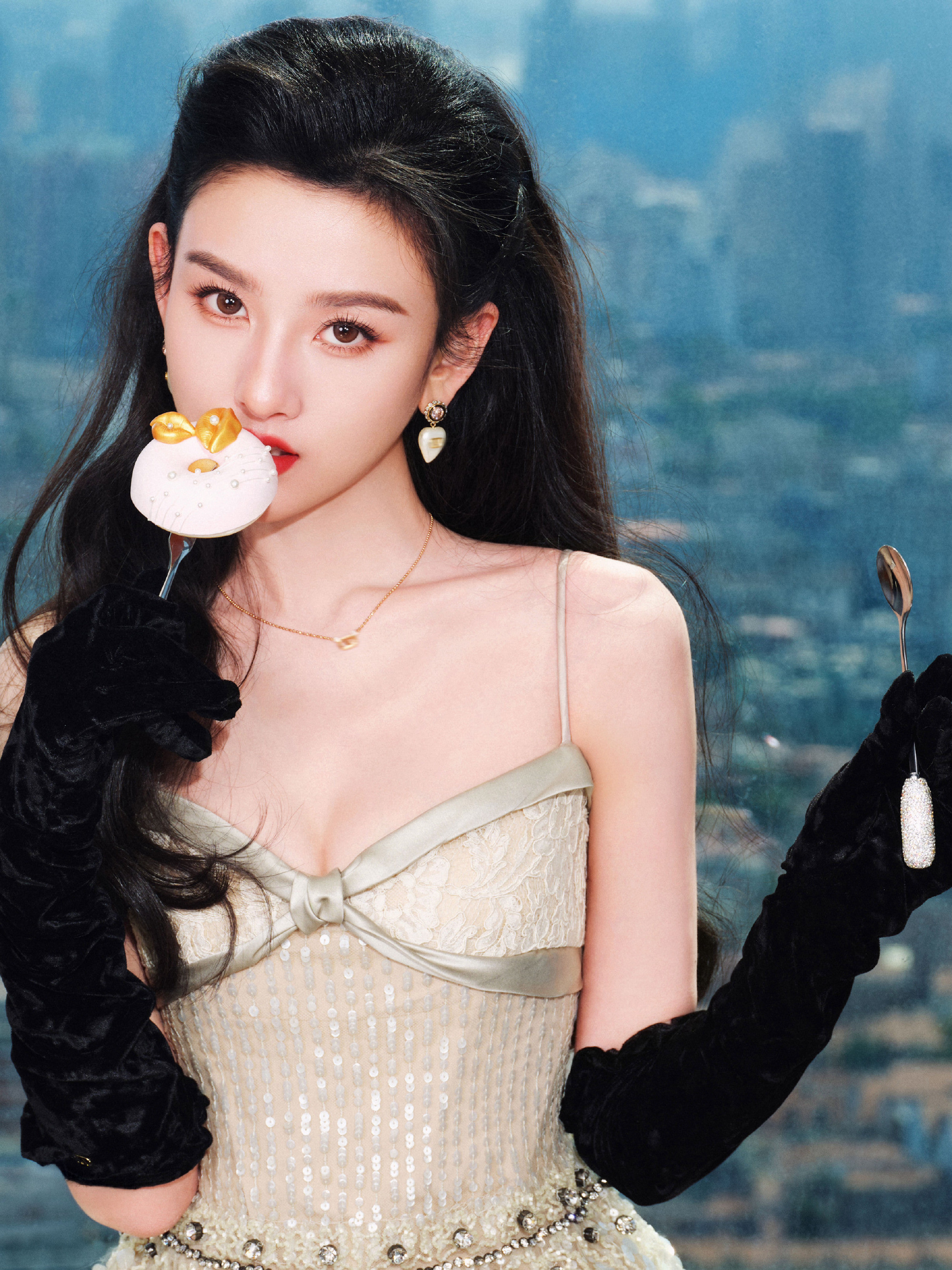 1.宋祖儿私下是很热爱生活的性格，很爱运动的。有潜水证，会冲浪，会滑冰，会滑雪，