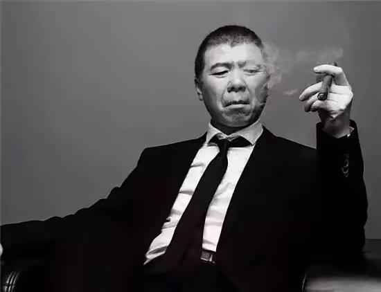 冯小刚这波操作，真让人有点心凉。14年前他发微博硬气得很：“别看我电影，省得失了