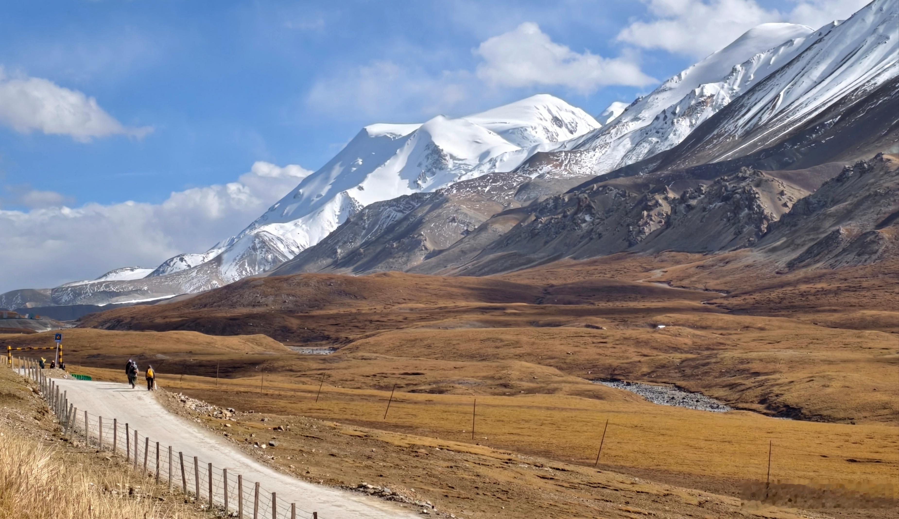 阿尼玛卿雪山，徒步转山者不少。​​​