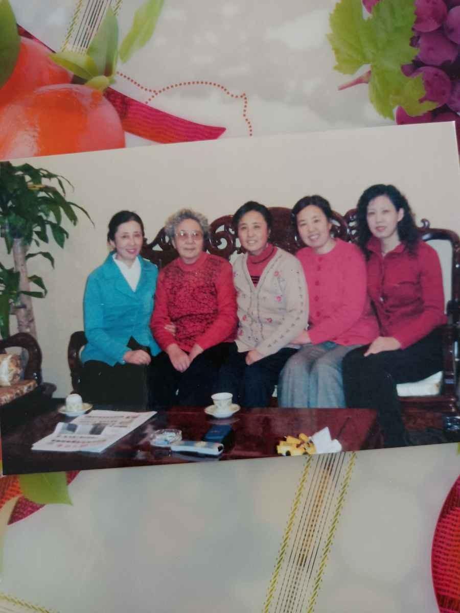 一张二十二年前的老照片。二妹已经走了。剩下的几个，隔着几十里路，一年也见