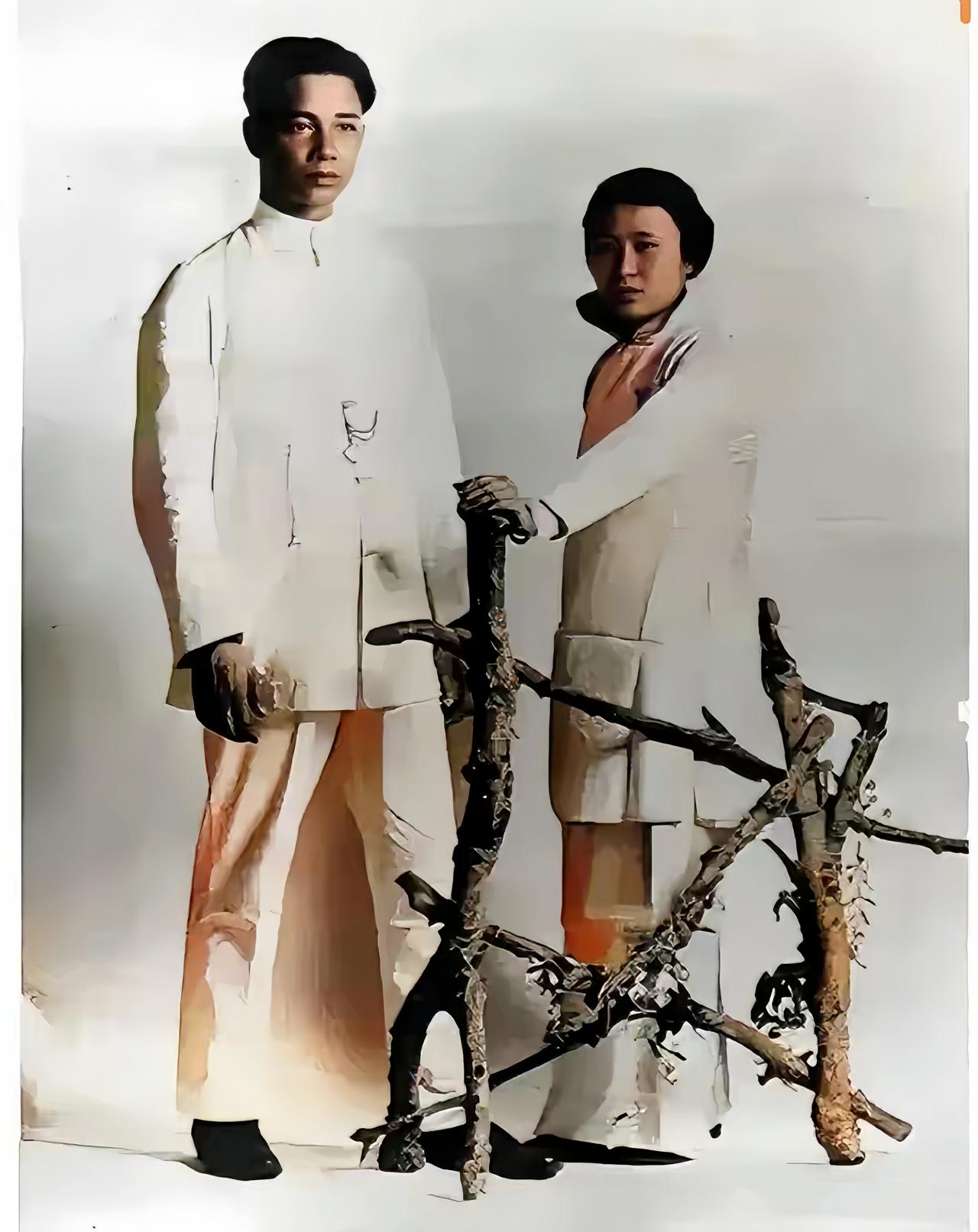 下图是汪精卫与陈璧君年轻时候的真实照片，这张照片，直接将陈璧君是“民国四大丑女”