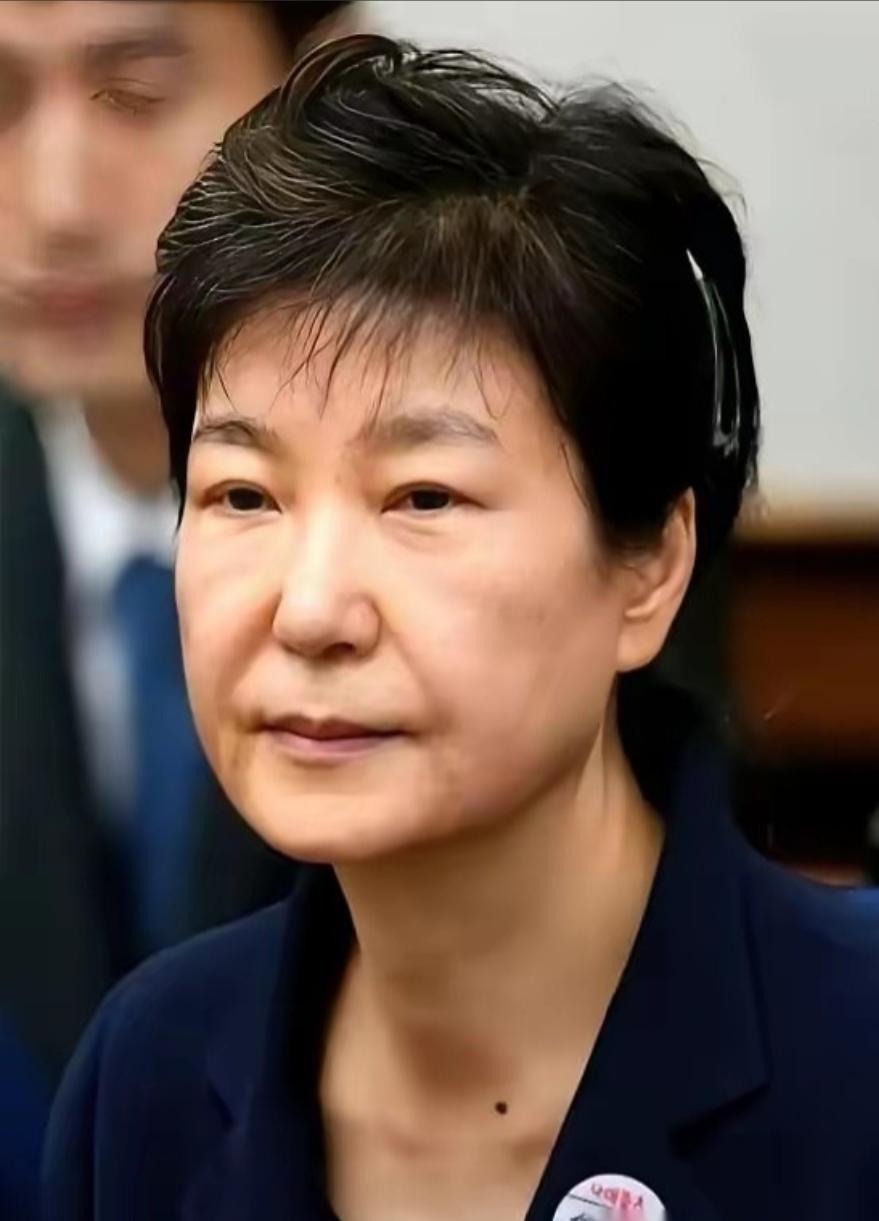 韩国政坛，真是杀疯了。尹锡悦刚被法院一审判了无期徒刑，同一天，74岁的朴槿惠