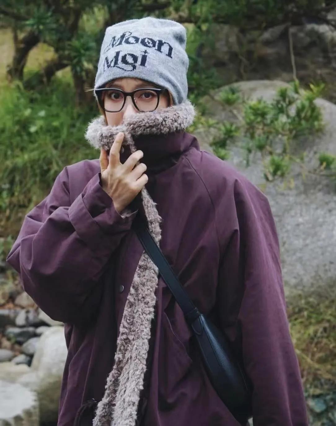 吴昕这穿搭，慵懒松弛感直接封神！吴昕最新look也太会了！酒红毛绒领外套搭