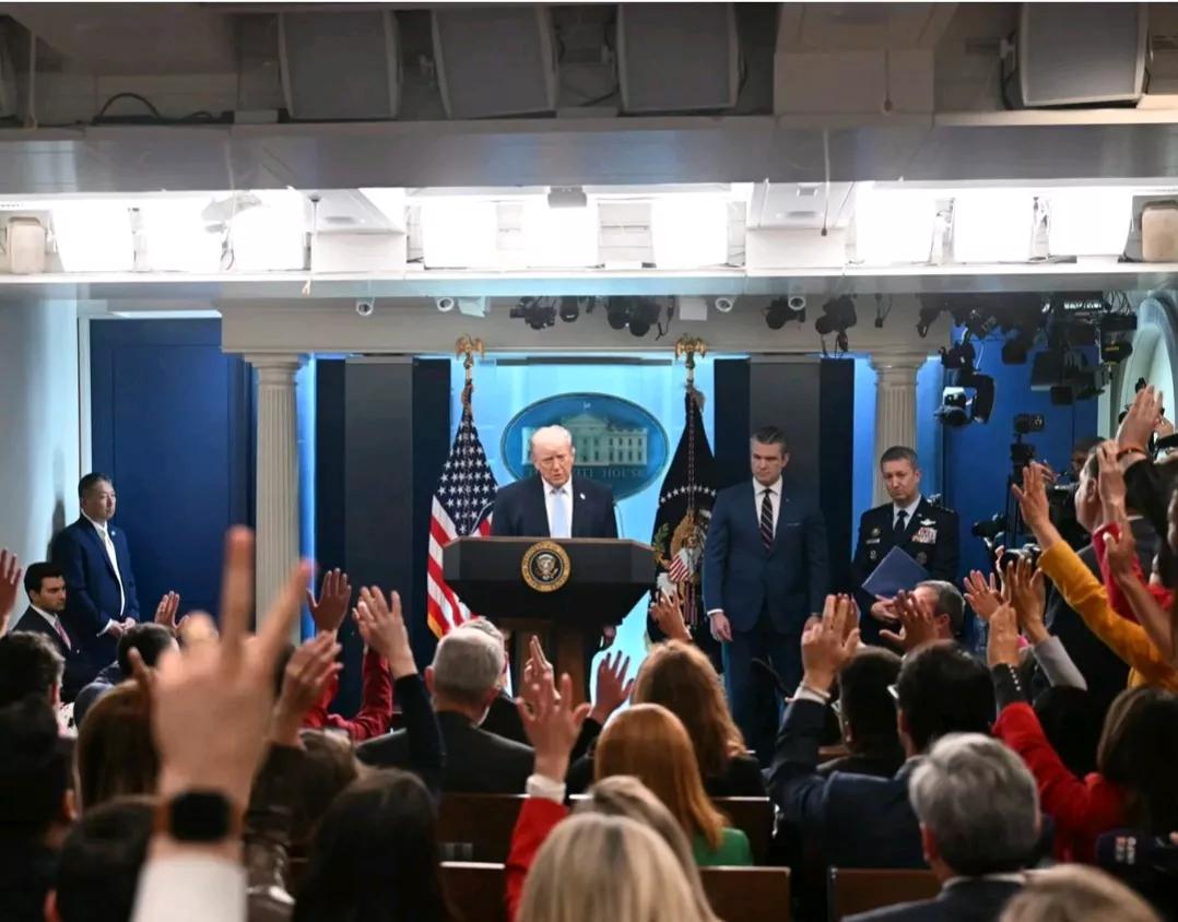 《华尔街日报》消息，当地时间6日，美国总统特朗普在白宫记者会上宣布，按照他通过第