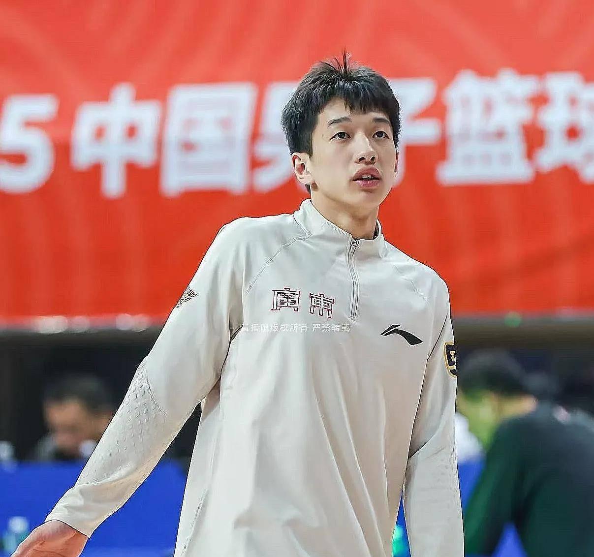 广东男篮进退两难！据相关消息透露：广东男篮希望签下焦泊乔，后者对广东男篮非常感