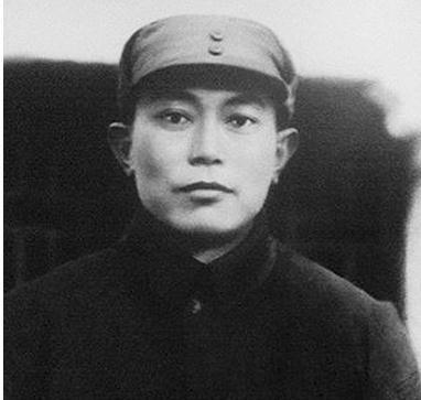 部队溃散后副司令乔装成国军少校，成功脱险见到董必武时情难自抑大哭1946年深秋