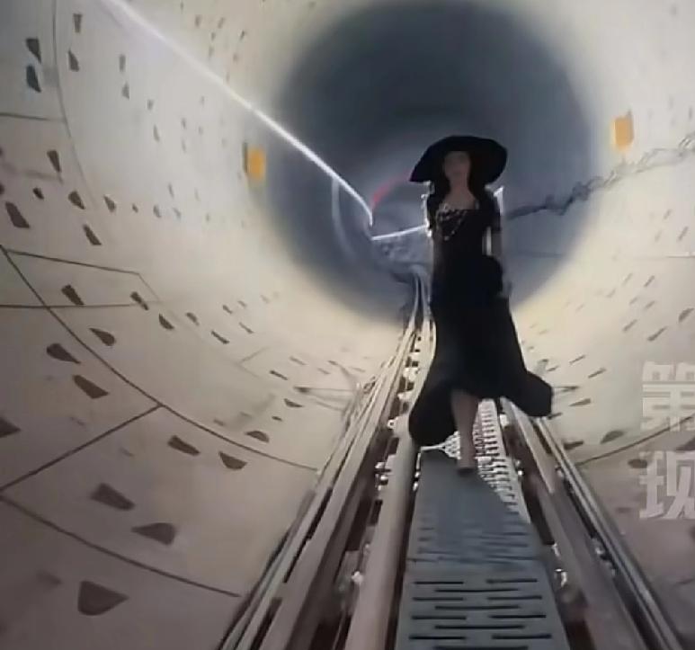 你以为这张照片很漂亮，但结果是可能用一整车厢的人的安全换来的广东深圳一位女子为