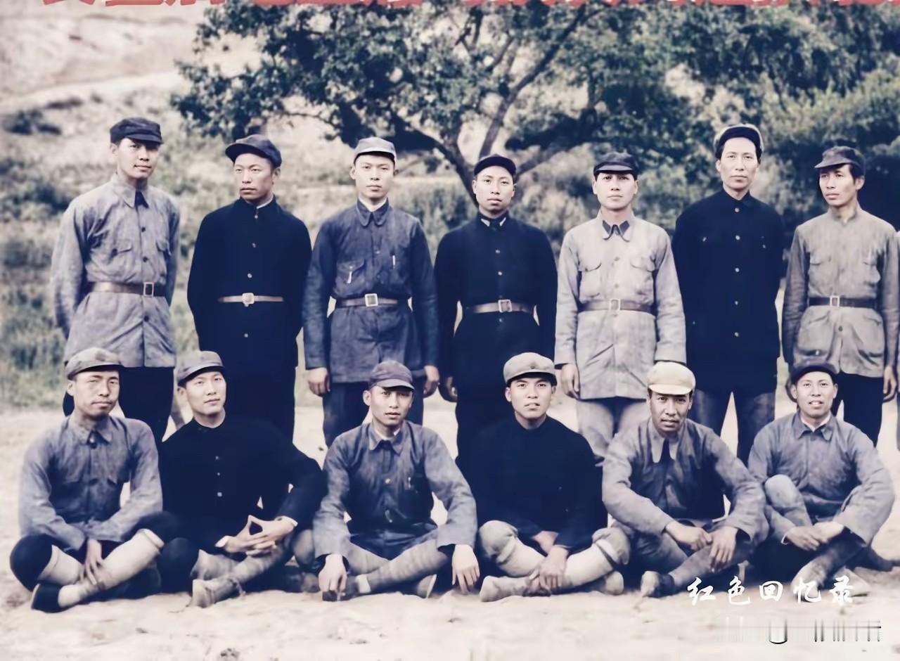 这是1936年在陕北保安（志丹县)毛主席(后排右二)与经历过井冈山斗争的红军干部