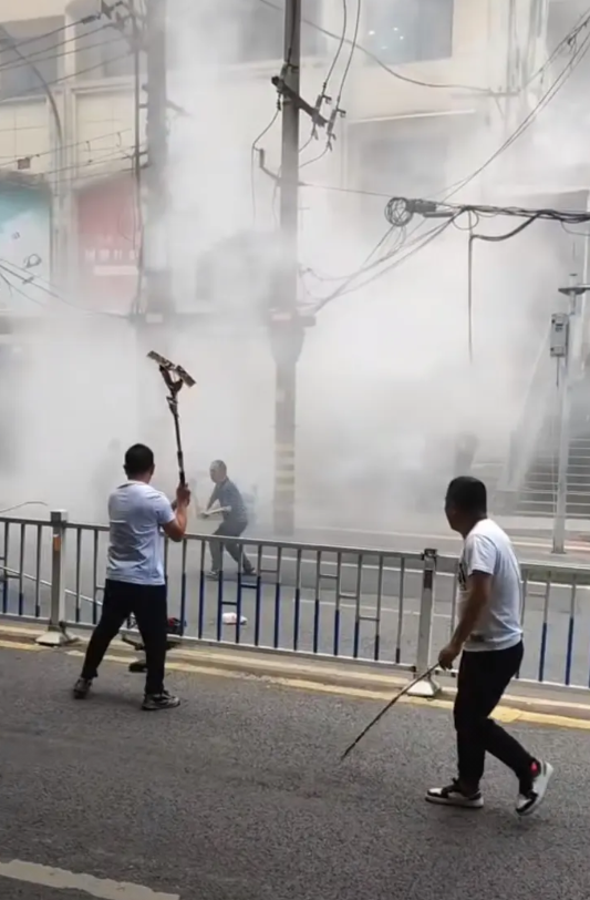 5月3日，重庆渝中街头出现一名约50岁的男子，他公然在街上寻衅滋事，手中紧握着