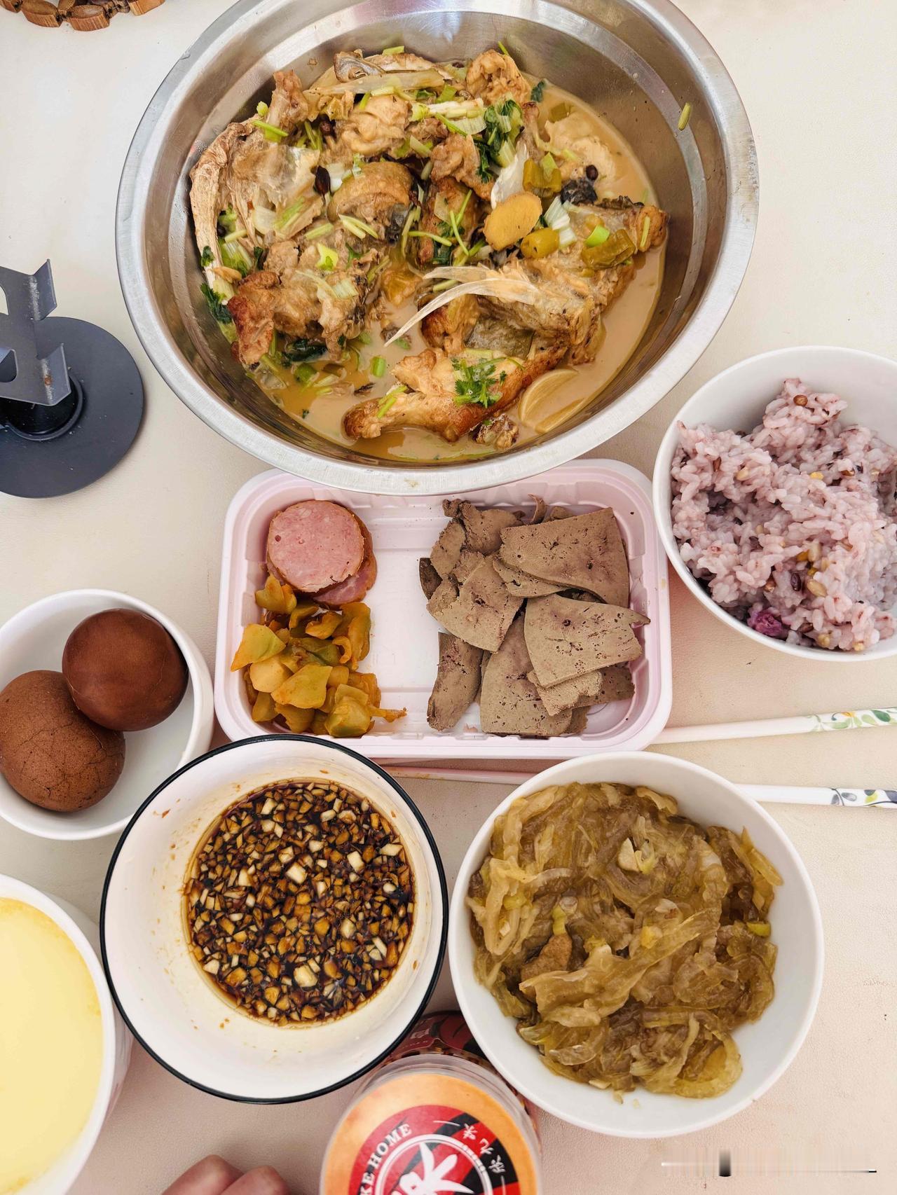 吃饭，人是铁饭是钢，一顿不吃饿得慌。昨天晚上我收拾好的鱼头让我给炖了，我