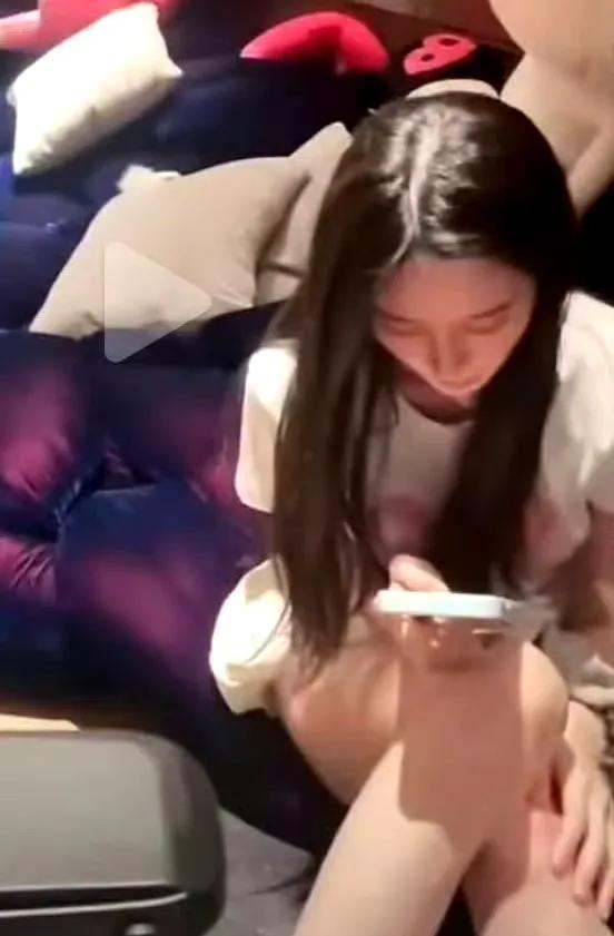 男人都不能免俗，明星也不例外！老婆镜头里大腿露多了，黄子稻直接破防[笑着哭]