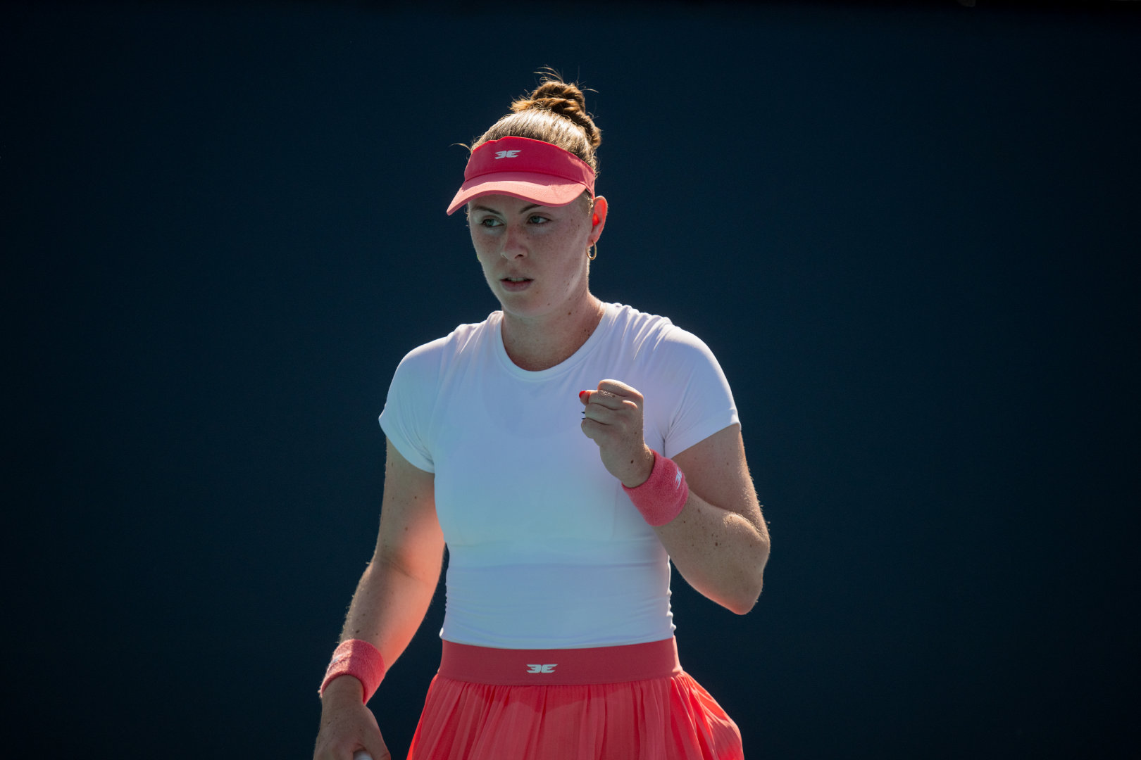 梦幻之旅继续👣WTA1000迈阿密站第二轮，从资格赛突围的吉布森以7-56-