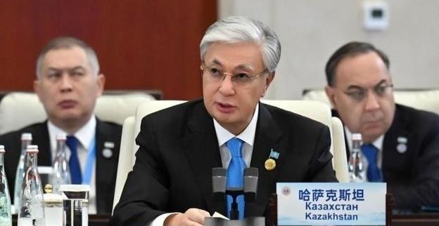 你有没有发现，哈萨克斯坦每次跟中国谈合作，嘴上说的是“互利共赢”，其实心里最怕的