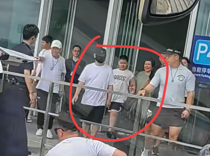 果然，有后妈就会有后爸[笑着哭]52岁的郭德纲，带着妻子儿子现身上海，王惠形象