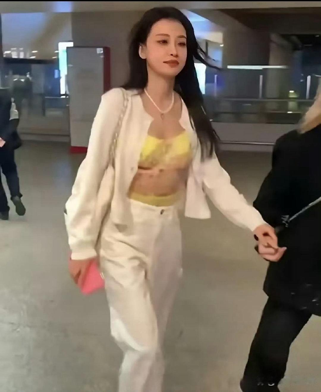 孙怡离婚越来越敢穿了，又美又飒我看也没有以前敢穿吧[惊恐][惊恐]​