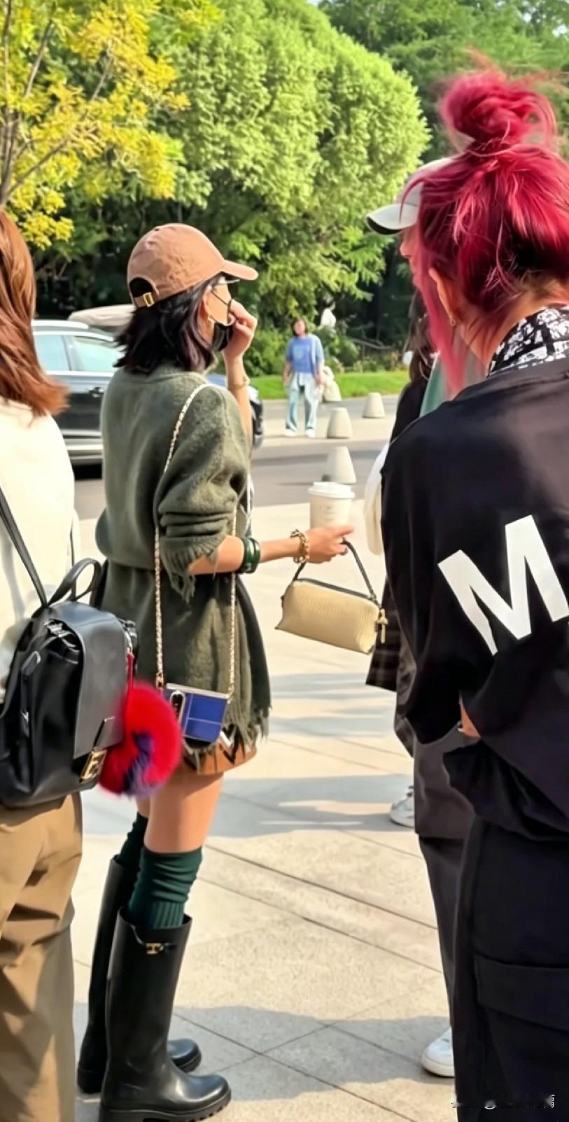 章子怡的状态真好！路人偶遇章子怡和陈明昊户外碰面，两位都是实力派演员，私下