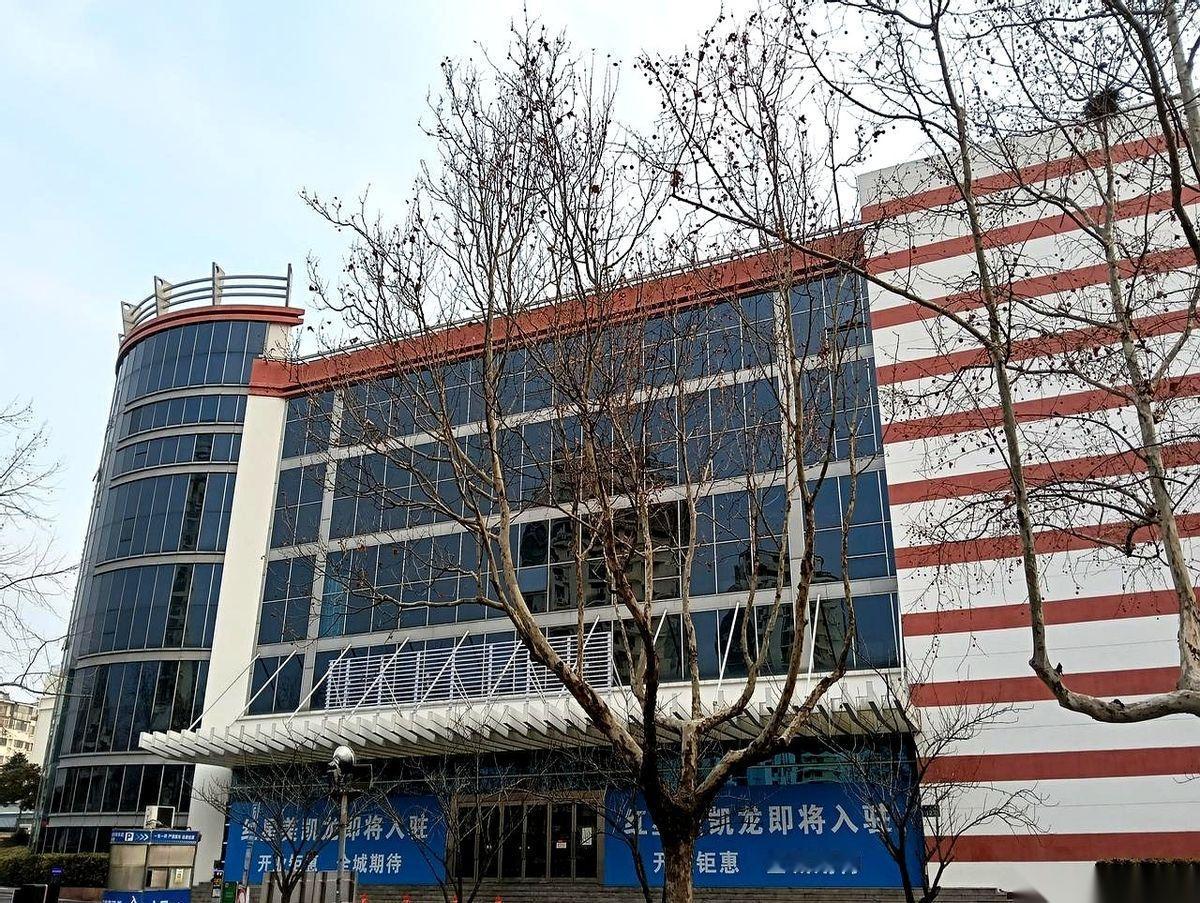 红星美凯龙这手操作，真是让人看不懂。前脚，黄岛海博家居那块被风吹日晒得有点发白