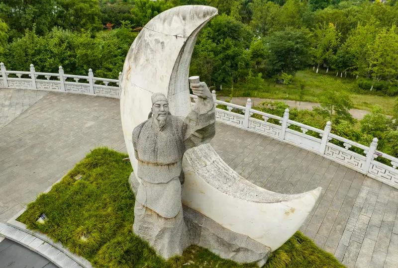 中国古诗词就像一座宝藏，每一首都藏着无尽魅力。就说李白的“飞流直下三千尺，疑是银