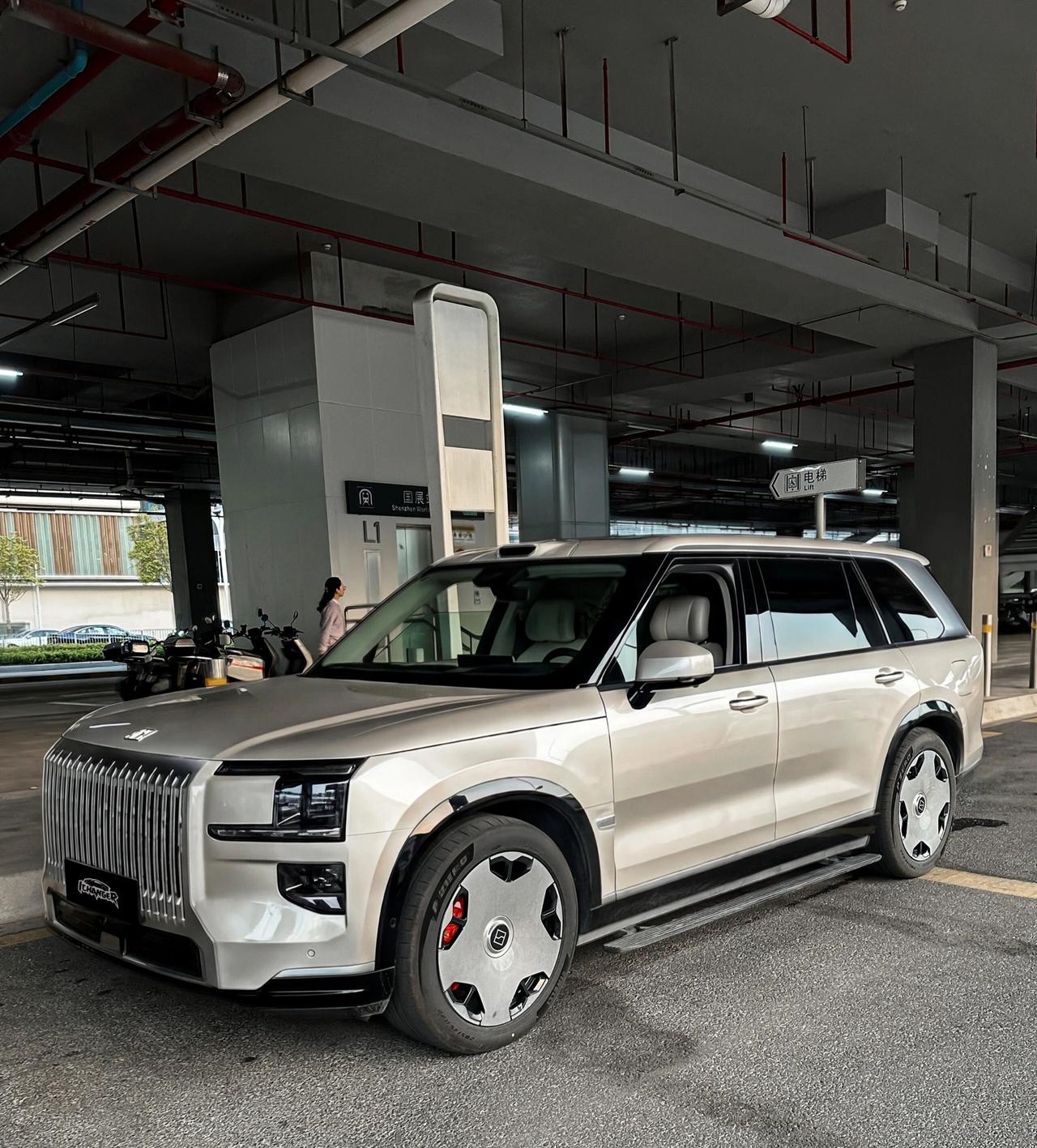 国产车也是出息了！极氪9X｜五六十万开出百万气场，改色后帅到犯规！谁懂啊！花